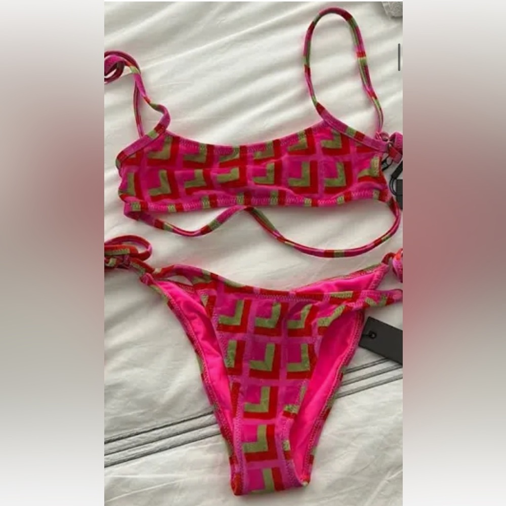 ISO THIS BUT WITH TIE BOTTOMS AND TOP🙏